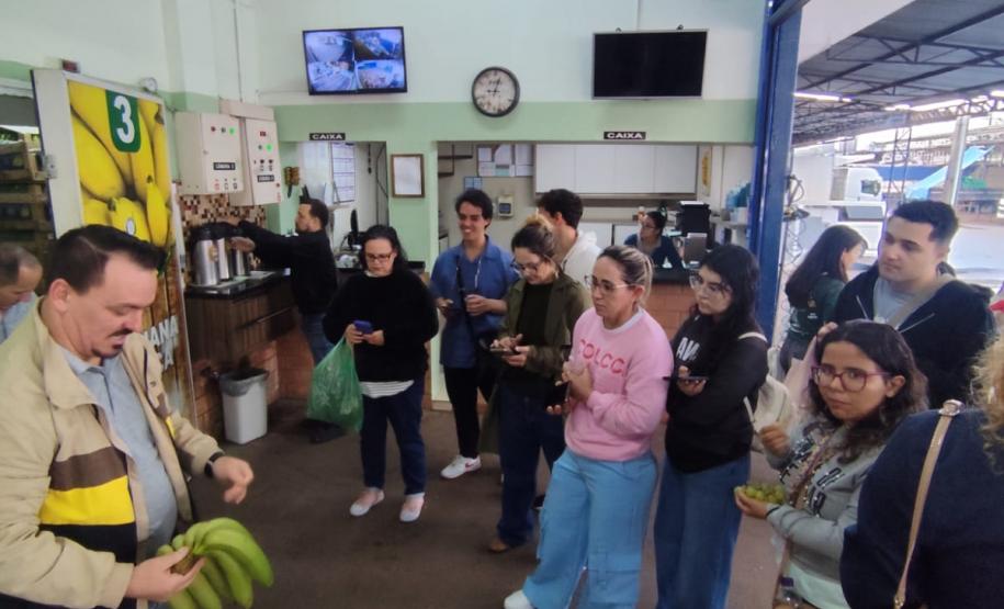 Estudantes do curso de Gastronomia do IFPR visitam a Ceasa de Foz do Iguaçu