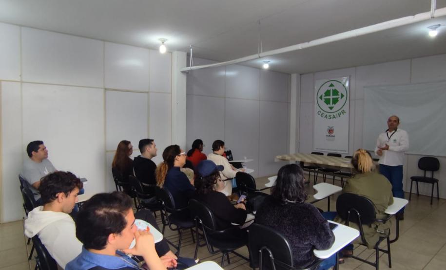 Estudantes do curso de Gastronomia do IFPR visitam a Ceasa de Foz do Iguaçu