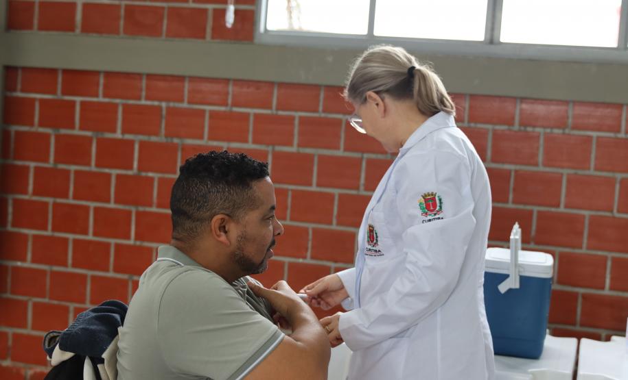 Ação de saúde na Ceasa Curitiba imuniza mais de 300 pessoas contra a gripe.