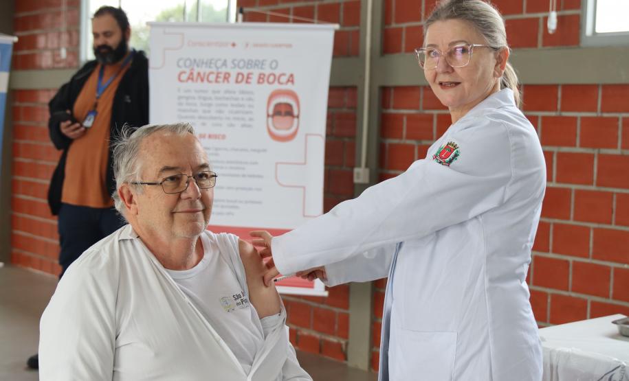 Ação de saúde na Ceasa Curitiba imuniza mais de 300 pessoas contra a gripe.