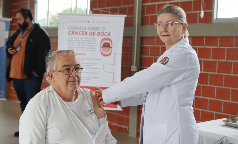 Ação de saúde na Ceasa Curitiba imuniza mais de 300 pessoas contra a gripe.