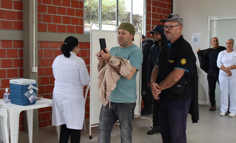 Ação de saúde na Ceasa Curitiba imuniza mais de 300 pessoas contra a gripe.