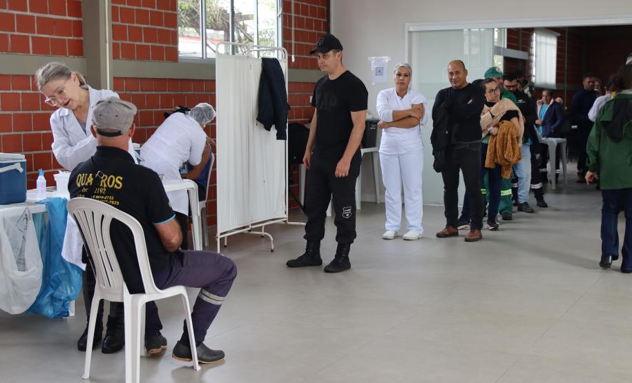 Ação de saúde na Ceasa Curitiba imuniza mais de 300 pessoas contra a gripe.