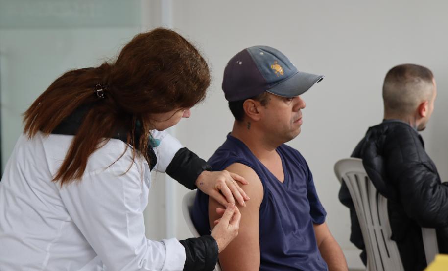 Ação de saúde na Ceasa Curitiba imuniza mais de 300 pessoas contra a gripe.