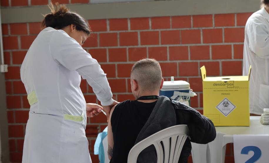 Ação de saúde na Ceasa Curitiba imuniza mais de 300 pessoas contra a gripe.